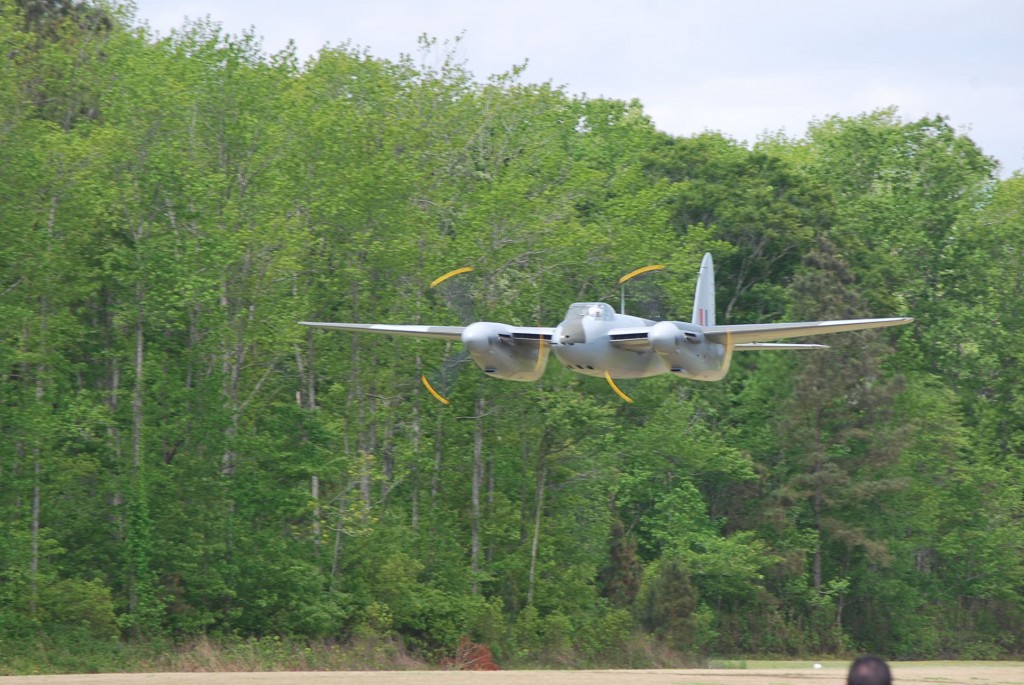 mossie_low_over_lake